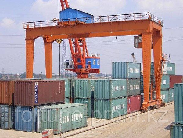 Козловой кран для контейнеров на рельсовом ходу