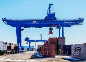 Козловой кран для контейнеров на рельсовом ходу